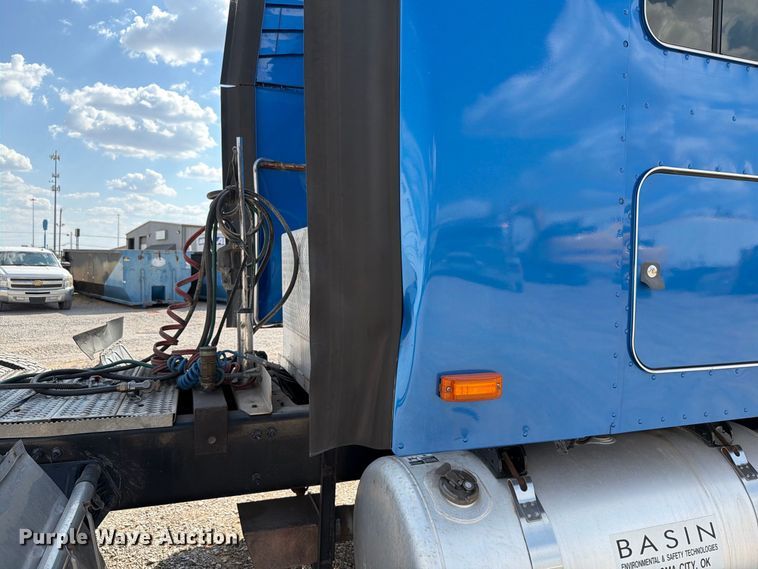 image for item EW8845 2016 Peterbilt 579 semi truck