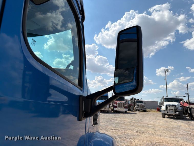 image for item EW8845 2016 Peterbilt 579 semi truck