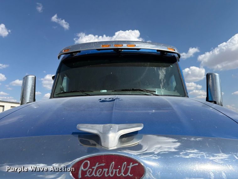 image for item EW8845 2016 Peterbilt 579 semi truck