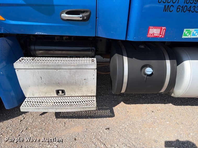 image for item EW8845 2016 Peterbilt 579 semi truck