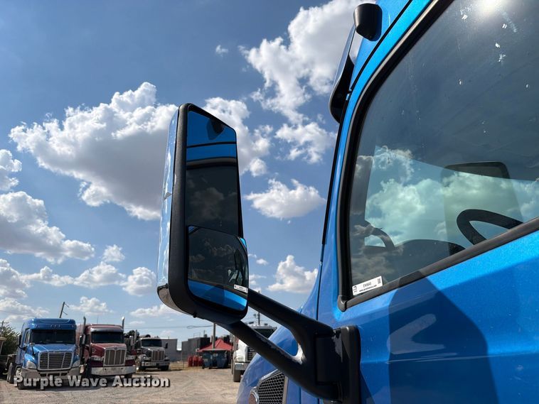 image for item EW8845 2016 Peterbilt 579 semi truck