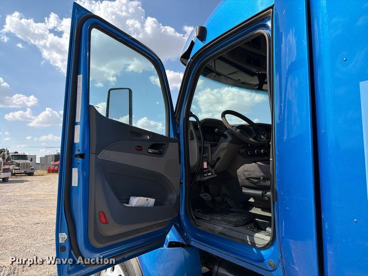 image for item EW8845 2016 Peterbilt 579 semi truck