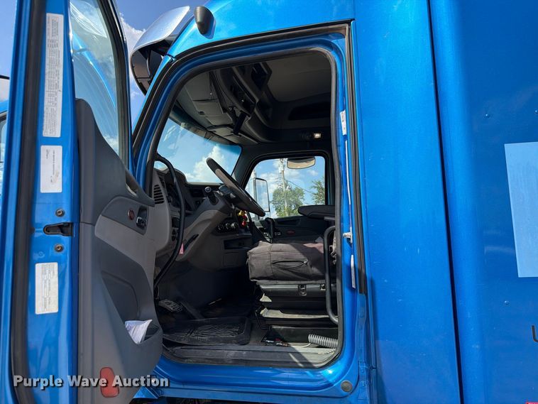 image for item EW8845 2016 Peterbilt 579 semi truck