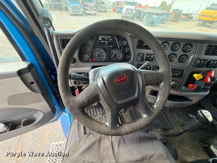 image for item EW8845 2016 Peterbilt 579 semi truck