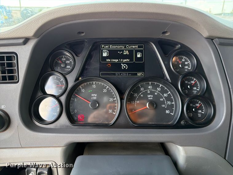 image for item EW8845 2016 Peterbilt 579 semi truck