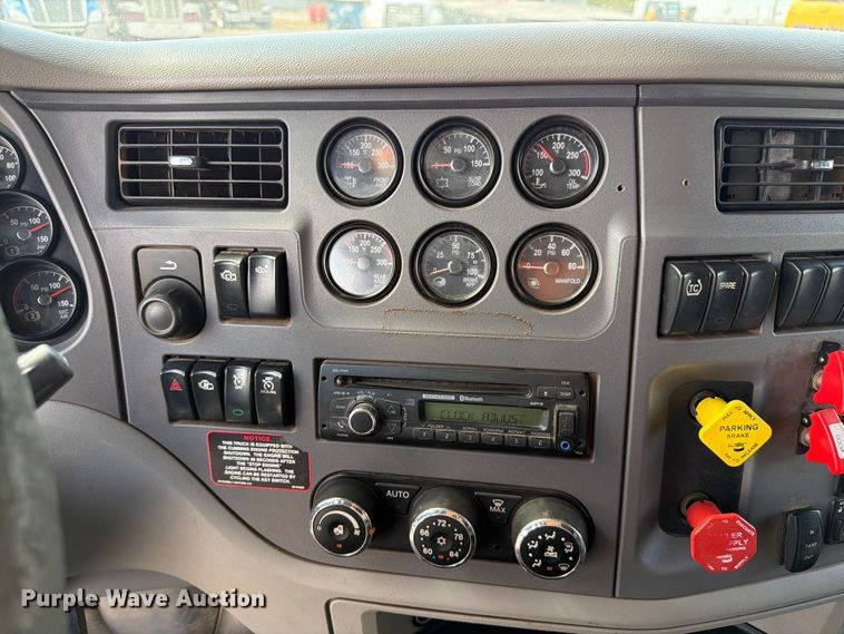 image for item EW8845 2016 Peterbilt 579 semi truck