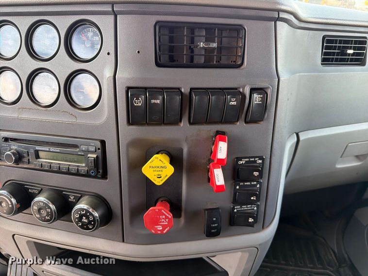 image for item EW8845 2016 Peterbilt 579 semi truck