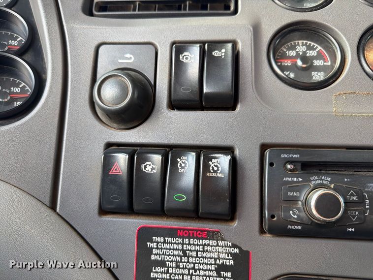 image for item EW8845 2016 Peterbilt 579 semi truck