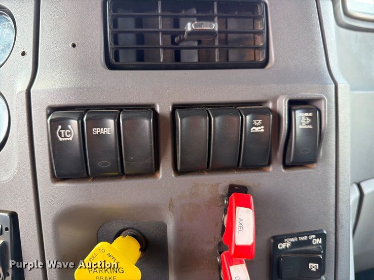 image for item EW8845 2016 Peterbilt 579 semi truck