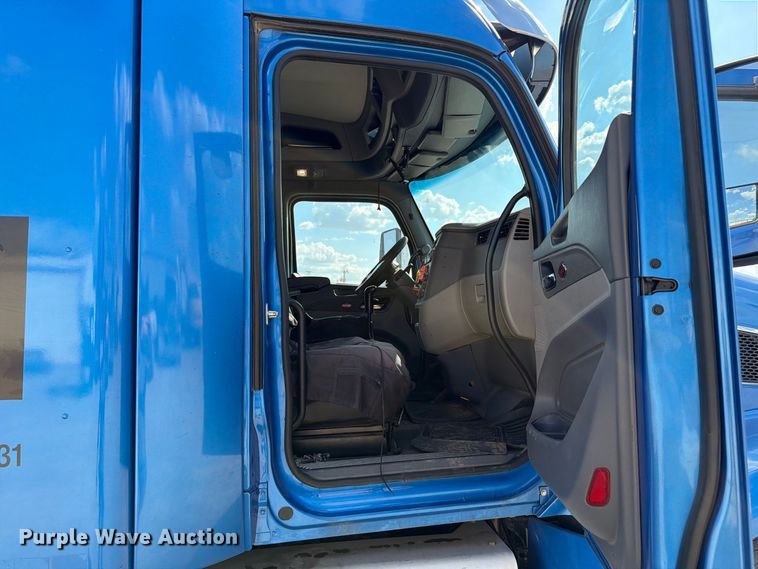 image for item EW8845 2016 Peterbilt 579 semi truck