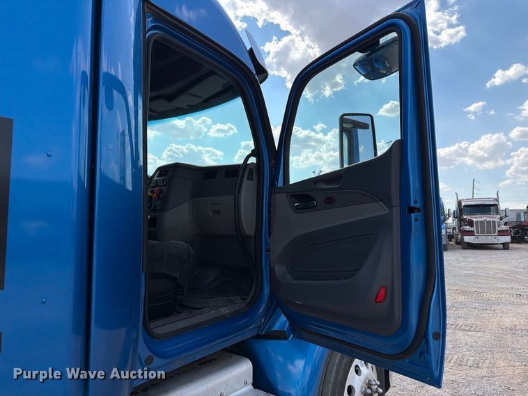 image for item EW8845 2016 Peterbilt 579 semi truck