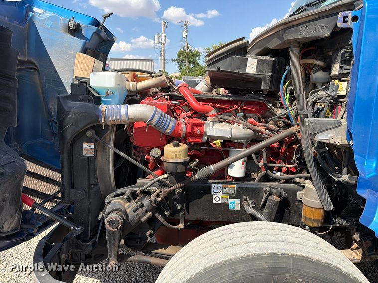 image for item EW8845 2016 Peterbilt 579 semi truck
