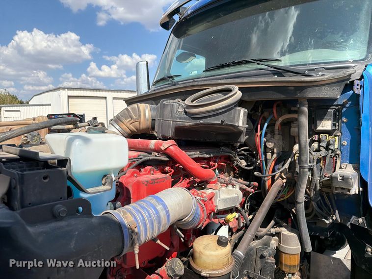 image for item EW8845 2016 Peterbilt 579 semi truck