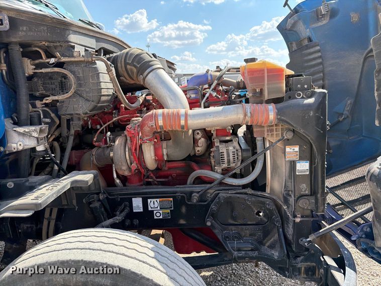 image for item EW8845 2016 Peterbilt 579 semi truck