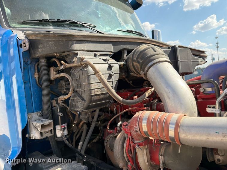 image for item EW8845 2016 Peterbilt 579 semi truck
