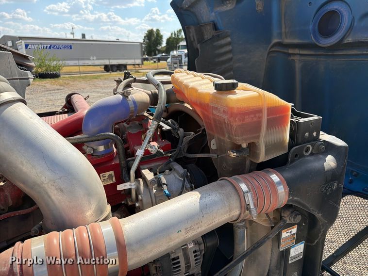 image for item EW8845 2016 Peterbilt 579 semi truck