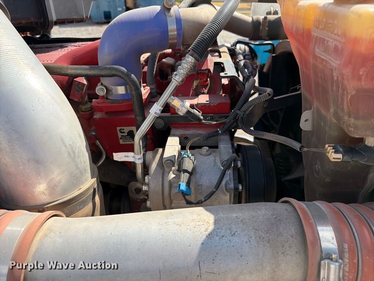 image for item EW8845 2016 Peterbilt 579 semi truck
