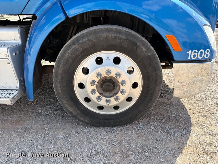 image for item EW8845 2016 Peterbilt 579 semi truck