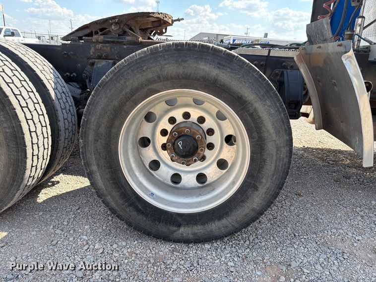 image for item EW8845 2016 Peterbilt 579 semi truck