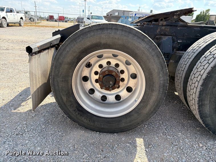 image for item EW8845 2016 Peterbilt 579 semi truck