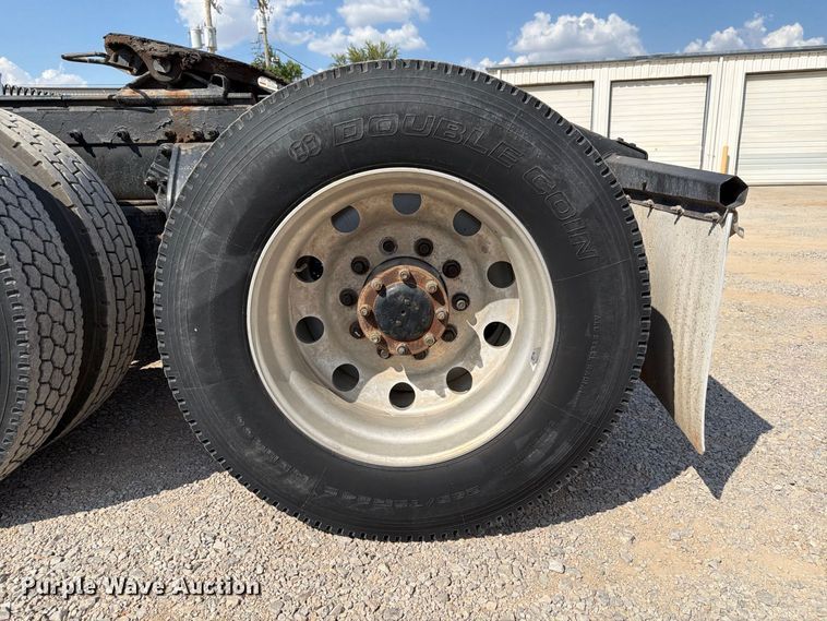 image for item EW8845 2016 Peterbilt 579 semi truck