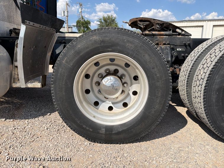 image for item EW8845 2016 Peterbilt 579 semi truck