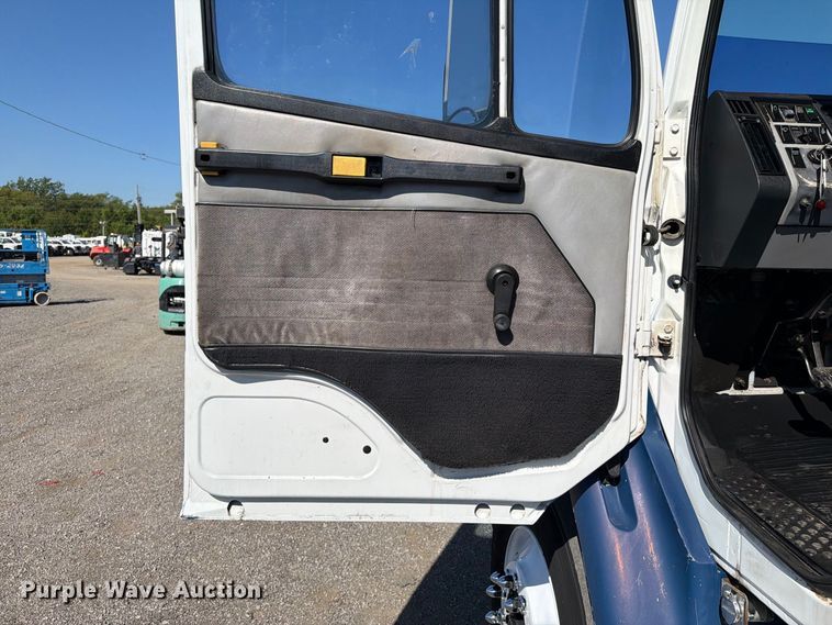 image for item FB5130 1998 Freightliner FL112 semi truck