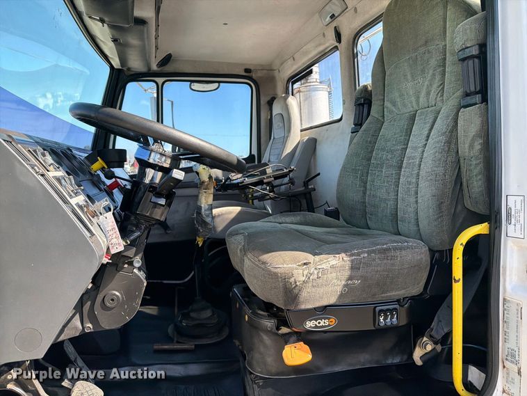image for item FB5130 1998 Freightliner FL112 semi truck