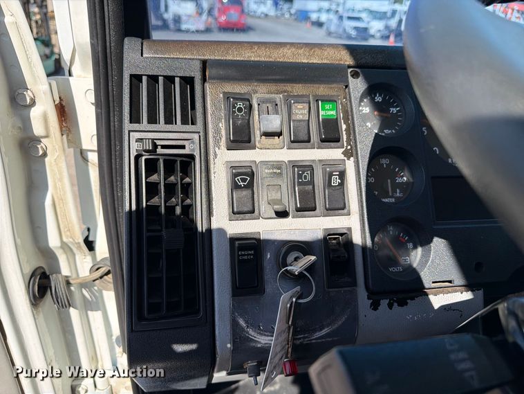 image for item FB5130 1998 Freightliner FL112 semi truck