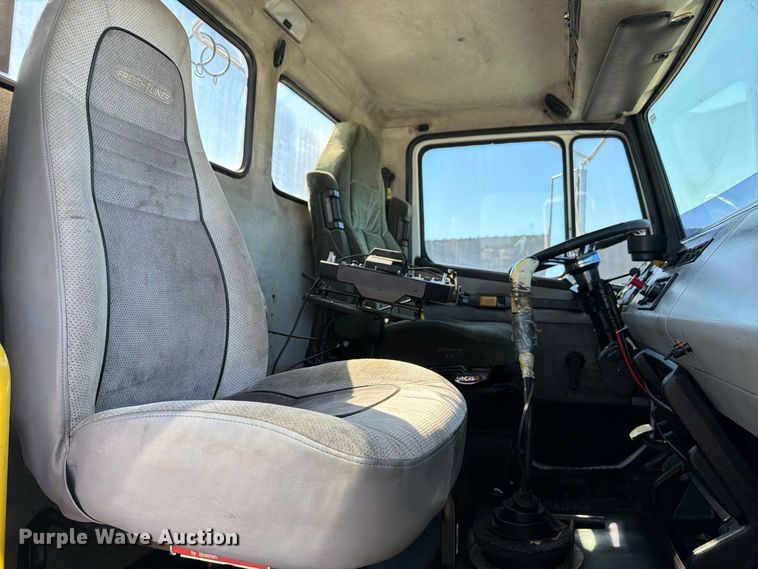 image for item FB5130 1998 Freightliner FL112 semi truck