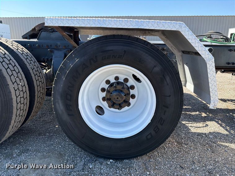 image for item FB5130 1998 Freightliner FL112 semi truck