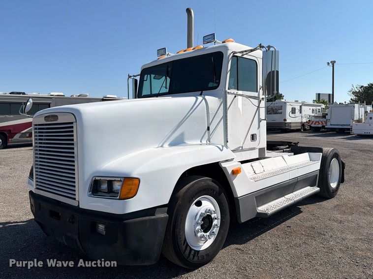 2000 Freightliner FLD120 semi truck