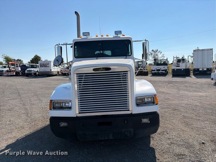 image for item FB5137 2000 Freightliner FLD120 semi truck