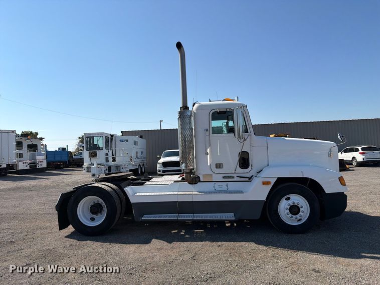 image for item FB5137 2000 Freightliner FLD120 semi truck