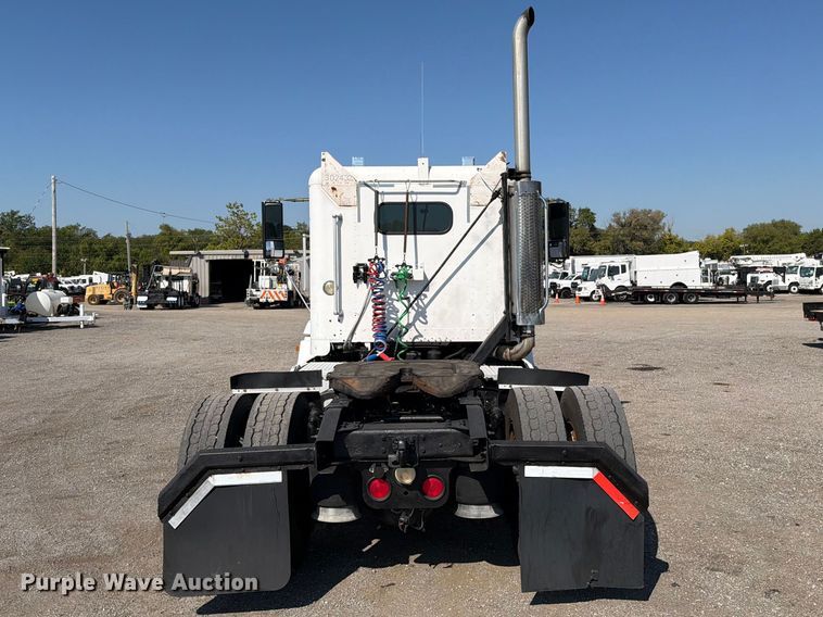 image for item FB5137 2000 Freightliner FLD120 semi truck