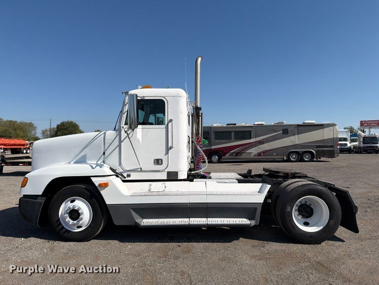 image for item FB5137 2000 Freightliner FLD120 semi truck