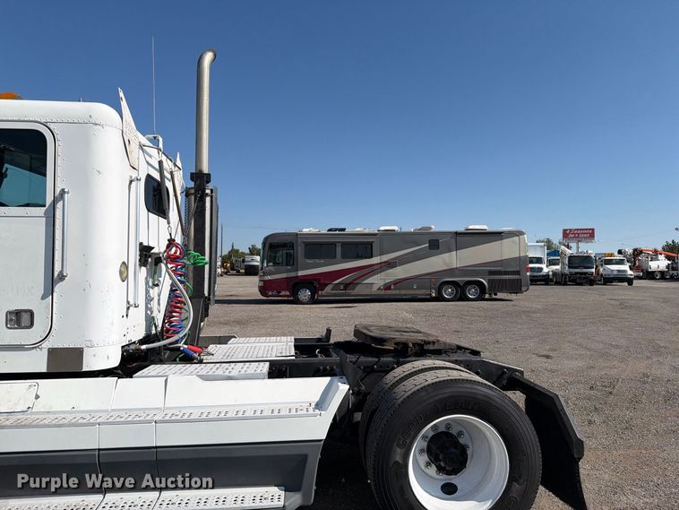 image for item FB5137 2000 Freightliner FLD120 semi truck