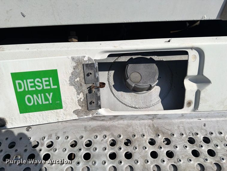 image for item FB5137 2000 Freightliner FLD120 semi truck