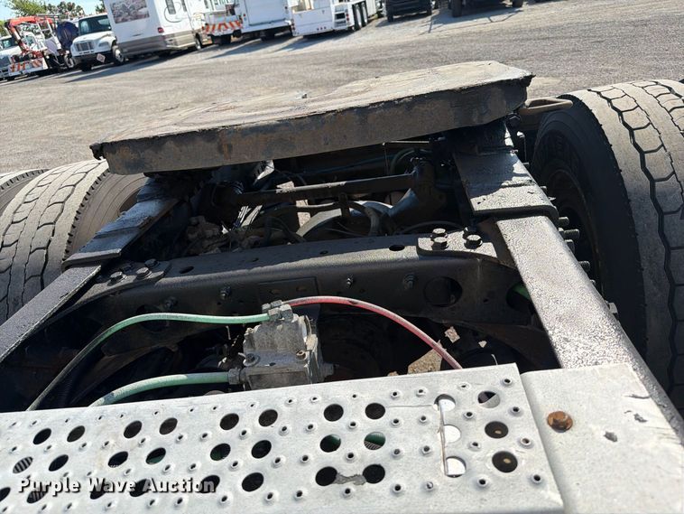 image for item FB5137 2000 Freightliner FLD120 semi truck