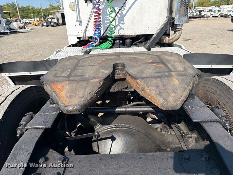 image for item FB5137 2000 Freightliner FLD120 semi truck