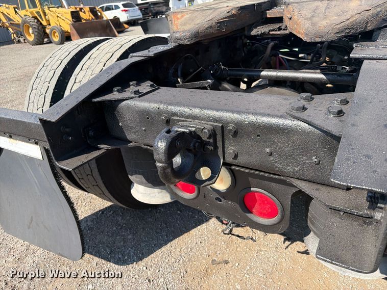 image for item FB5137 2000 Freightliner FLD120 semi truck