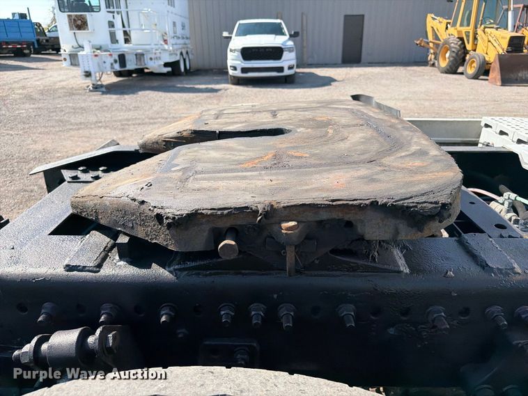 image for item FB5137 2000 Freightliner FLD120 semi truck