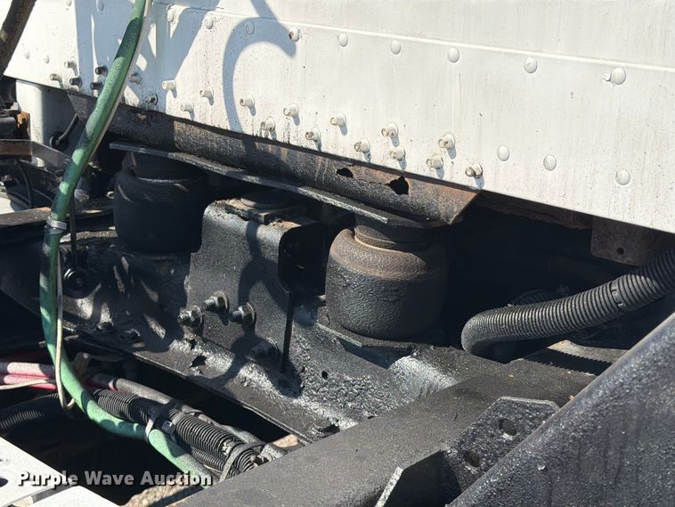 image for item FB5137 2000 Freightliner FLD120 semi truck
