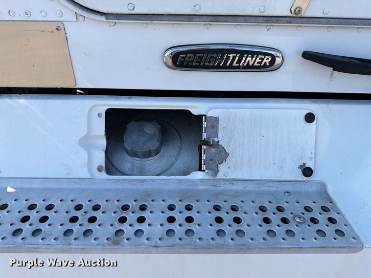 image for item FB5137 2000 Freightliner FLD120 semi truck