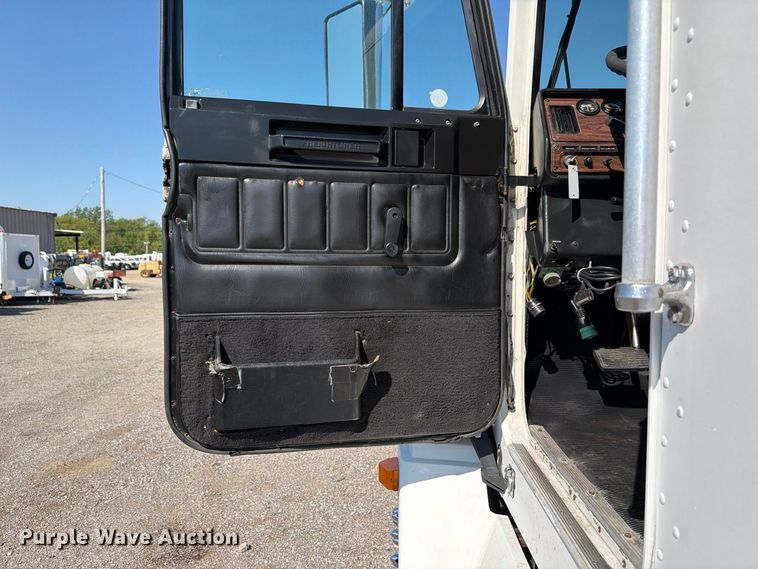 image for item FB5137 2000 Freightliner FLD120 semi truck