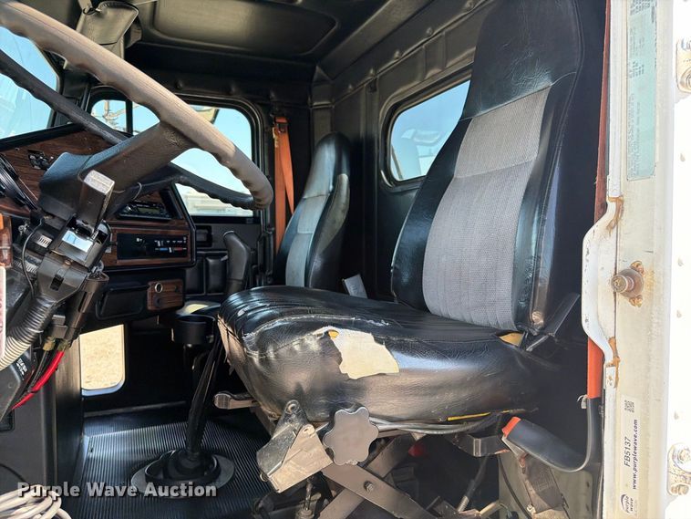 image for item FB5137 2000 Freightliner FLD120 semi truck