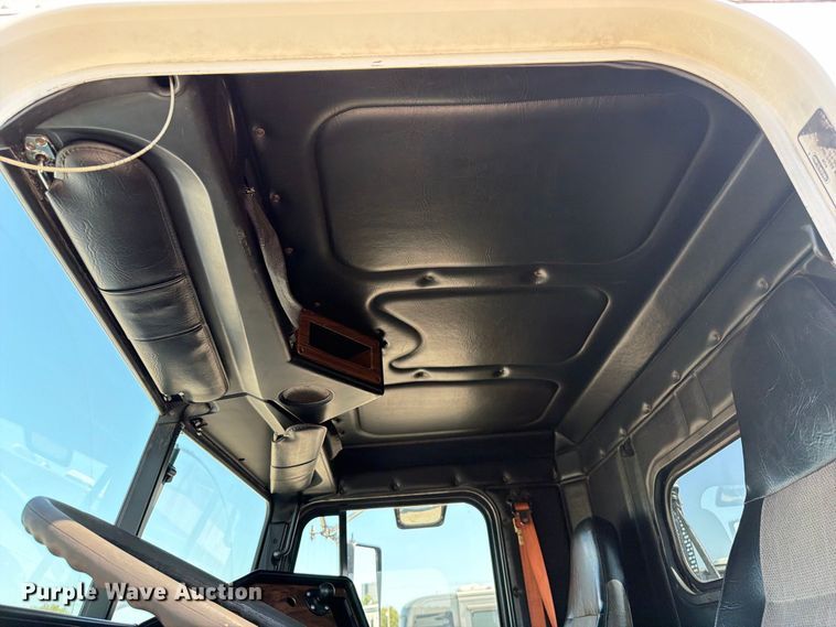 image for item FB5137 2000 Freightliner FLD120 semi truck