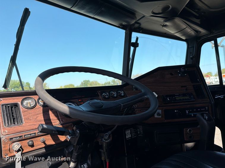 image for item FB5137 2000 Freightliner FLD120 semi truck