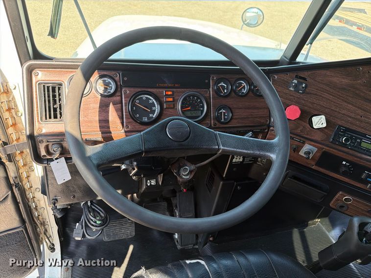image for item FB5137 2000 Freightliner FLD120 semi truck