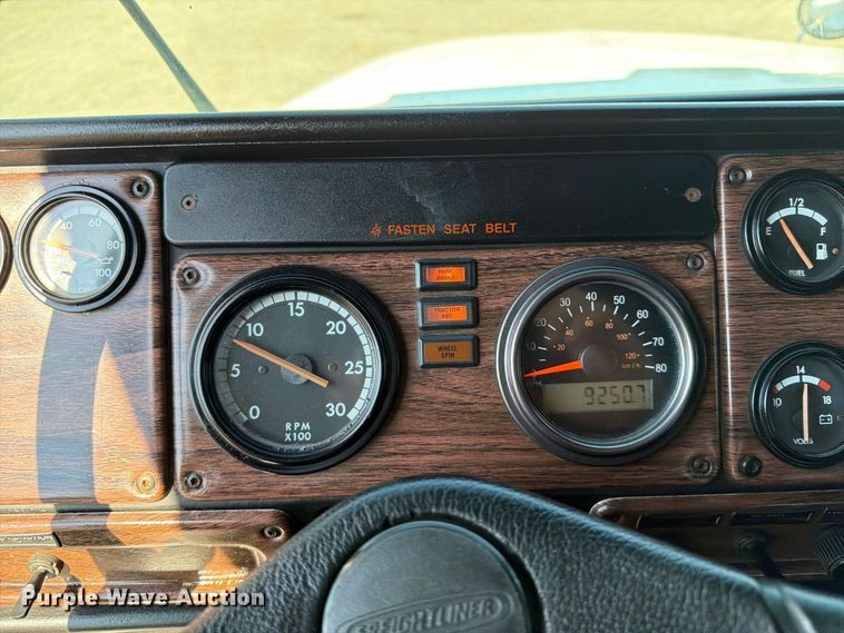 image for item FB5137 2000 Freightliner FLD120 semi truck